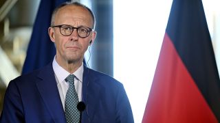 Bundeskanzler Friedrich Merz (CDU) reagiert während seiner gemeinsamen Pressekonferenz mit dem finnischen Ministerpräsidenten Orpo in Turku