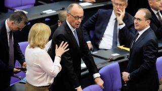 Geschockte Gesichter bei Merz und Co. nach der gescheiterten Kanzlerwahl.