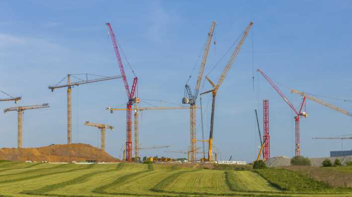 Kräne stehen auf der Baustelle der neuen Chipfabrik ESMC in Dresden.