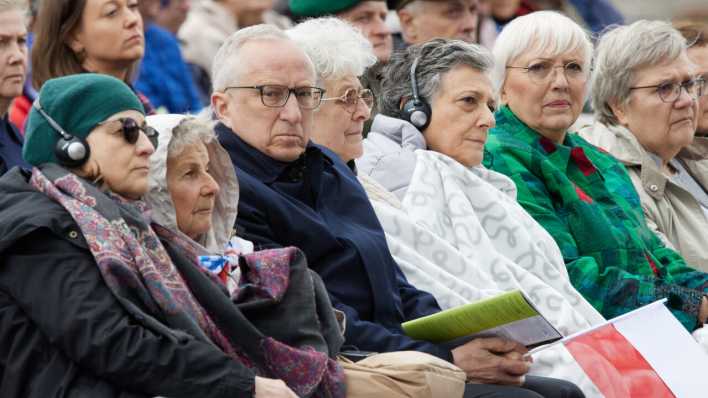Zeitzeugen und Kulturstaatsministerin Claudia Roth bei der Gedenkveranstaltung zum 80. Jahrestag der Befreiung des KZ Ravensbrück (Bild: picture alliance/dpa/Jörg Carstensen)