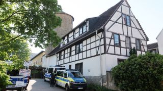 Polizeibeamte durchsuchen nach dem Verbot der Reichsbürger-Gruppe "Königreich Deutschland" Gebäude. (Bild: dpa/ Bodo Schackow)
