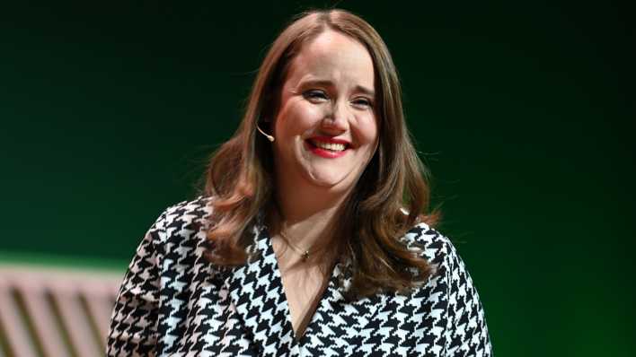 Portrait von Ricarda Lang, Bundestagsmitglied der Grünen (Bild: picture alliance / Malte Ossowski / Sven Simon)
