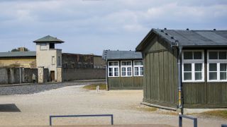 Baracken in der KZ-Gedenkstätte Sachsenhausen in Oranienburg (Bild: picture alliance/photothek.de/Thomas Trutschel)