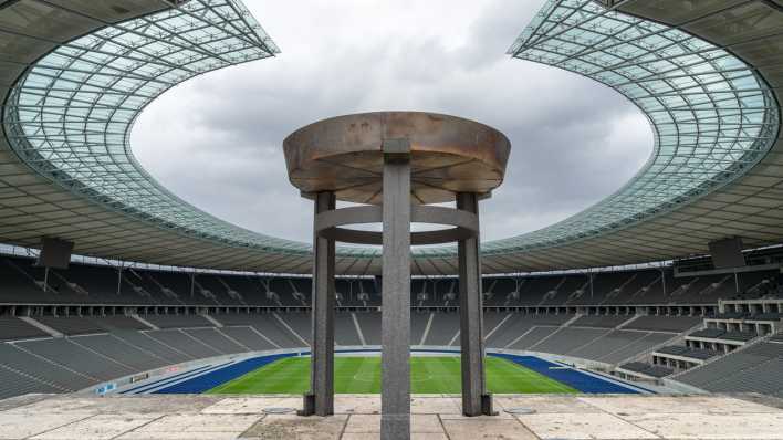 Die Schale für das olympische Feuer im Marathontor des Berliner Olympiastadions.