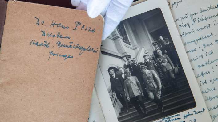 Ein Foto mit Hitler im Tagebuch des Kunstsammlers Hans Posse (Bild: picture alliance/dpa/Daniel Karmann)