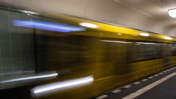 Eine U-Bahn fährt an der Station Leinestraße in Berlin-Neukölln ein (Bild: picture alliance/Sipa USA/SOPA Images)