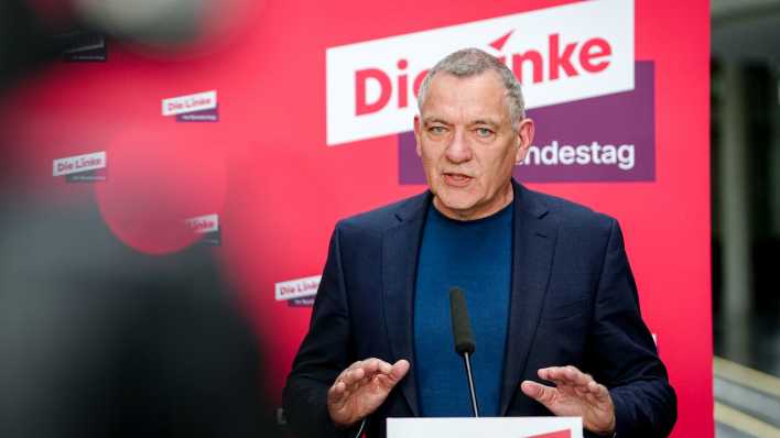 Jan van Aken, Parteivorsitzender Die Linke, gibt eine Pressekonferenz zu Beginn der Fraktionssitzung ihrer Partei.
