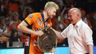 BR-Volleys-Profi Ruben Schott mit der Meisterschale und Berlins Regierendem Bürgermeister Kai Wegner (Bild: picture alliance/nordphoto GmbH/Jürgen Engler)