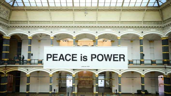 "Peace is Power"-Banner im Lichtsaal des Gropius Bau