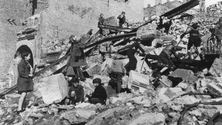 Kinder spielen 1945 in den Trümmern von Berlin