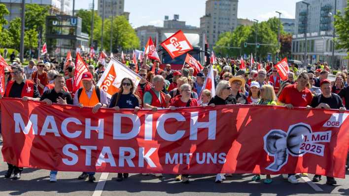 Demo-Teilnehmende halten bei der DGB-Kundgebung ein Banner hoch mit der Aufschrift "Mach dich stark mit uns".