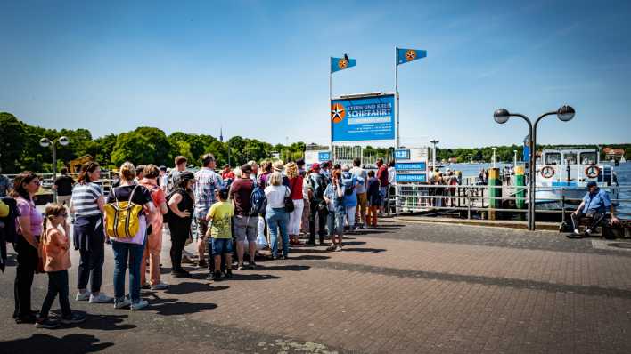 Lange Schlangen am der Dampferanlegestelle Wannsee