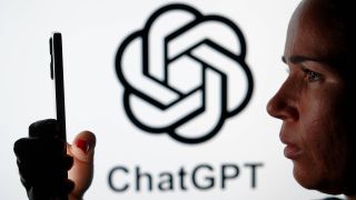 Frau hält ein Smartphone in der Hand, im Hintergrund das Logo von ChatGPT