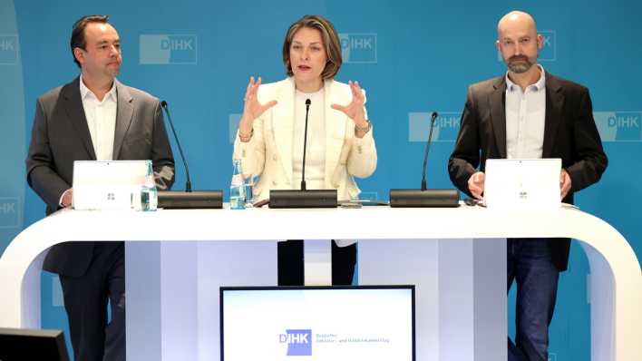 Dominik Ohlig, Pressesprecher DIHK, Helena Melnikov, Hauptgeschäftsführerin DIHK, Jupp Zenzen, Konjunkturexperte DIHK, PK zu - DIHK-Konjunkturumfrage Frühsommer 2025