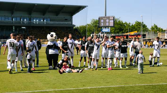 SV Elversberg feiert den Sieg gegen Braunschweig
