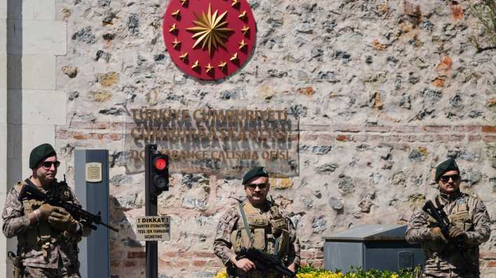 Türkische Sicherheitskräfte stehen vor dem Dolmabahce-Palast, wo Gespräche zwischen russischen und ukrainischen Delegationen erwartet werden.