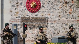 Türkische Sicherheitskräfte stehen vor dem Dolmabahce-Palast, wo Gespräche zwischen russischen und ukrainischen Delegationen erwartet werden.