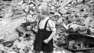 Ein Kind in den Ruinen von Berlin am 8. Mai 1945