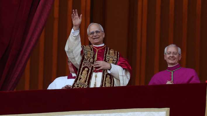 Papst Leo XIV winkt den Menschen zu