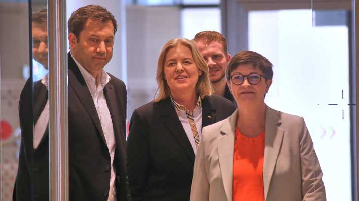 Lars Klingbeil, Bärbel Bas, Tim Klüssendorf, Saskia Esken auf dem Weg zur PK am 12.5.2025 im Willy-Brandt-Haus.
