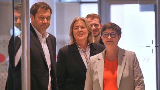 Lars Klingbeil, Bärbel Bas, Tim Klüssendorf, Saskia Esken auf dem Weg zur PK am 12.5.2025 im Willy-Brandt-Haus.