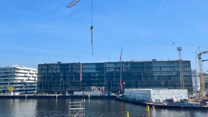 Der moderne Bürokomplex Dockyard am Osthafen ist fast fertig. Das Gebäude wird bald komplett aus dem Eisspeicher mit Wärme und Kälte versorgt.(Bild: rbb/Tabea Schoser)