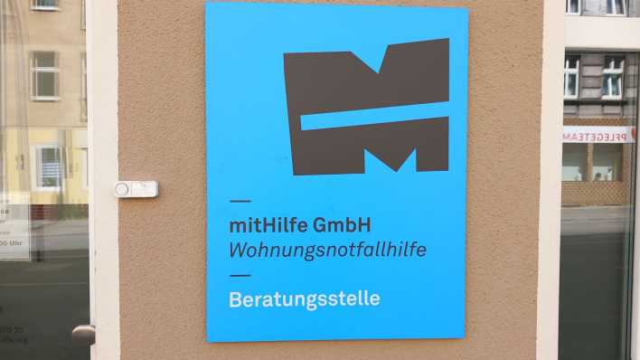 Eingangsschild Wohnungsnotfallhilfe "mitHilfe" (Bild: rbb/Annette Miersch)