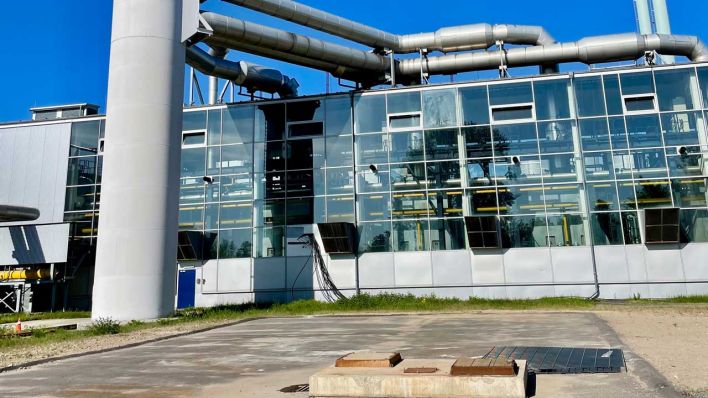 Von der Erkundungsbohrung in Adlershof sieht man nur den Deckel. Hier entsteht bis 2027 der Aquiferwärmespeicher von BTB, der die Wärme im Boden speichert (Bild: rbb/Tabea Schoser)