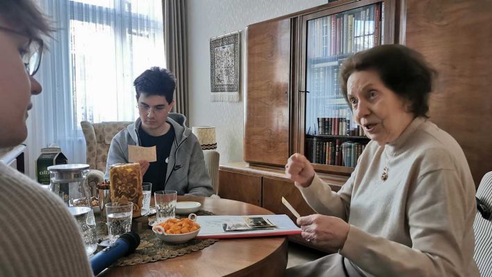Yannis Sachs und Marcel Arend beim Interview mit Frau Krauß (Bild: rbb/Schirmer)