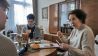 Yannis Sachs und Marcel Arend beim Interview mit Frau Krauß (Bild: rbb/Schirmer)