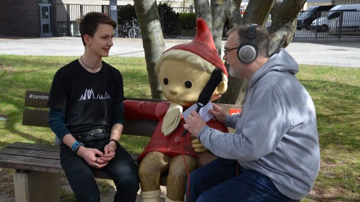 Redakteur Matthias Schirmer und Schüler bei einer Interviewaufnahme (Bild: rbb/Schirmer)