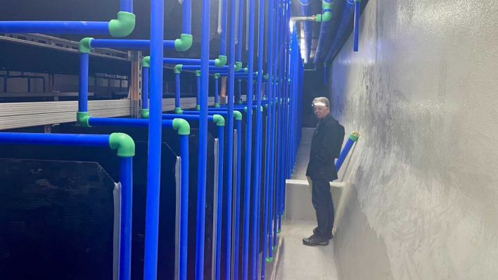 Michael Viernickel vom Planungsbüro eZeit Ingenieure hat den Eisspeicher im ehemaligen Transporttunnel mit konzipiert. (Bild: rbb/Tabea Schoser)