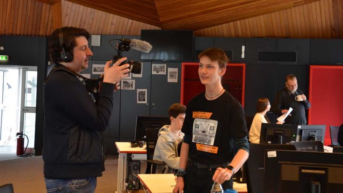 Redakteur und Schüler bei der Aufnahme