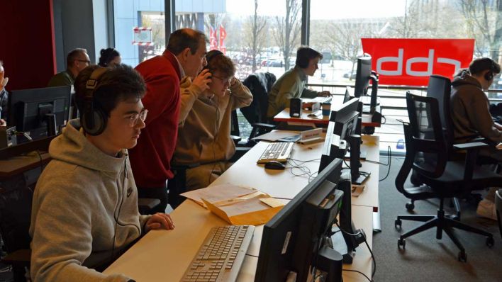 Schüler bei der Materialsichtung und -bearbeitung (Bild: rbb/Schirmer)