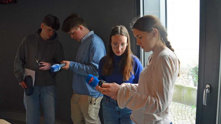 Schülerinnen und Schüler üben Umgang mit dem Mikrofon (Bild: rbb/Schirmer)