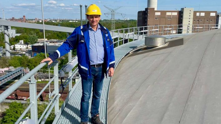 Volker Briegert von BEW steht auf dem Dach des Wärmespeichers. Er ist seit 37 Jahren im Unternehmen und war schon für die Instandhaltung zahlreicher Anlagen zuständig (Bild: rbb/Tabea Schoser)