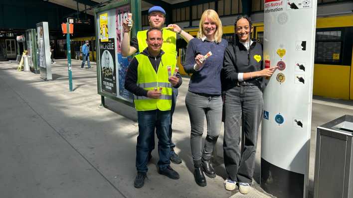 BVG-Mitarbeitende informieren Passagiere über die Inof- und Notrufsäulen