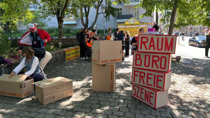 Künstlerinnen und Künstler protestieren gegen die Kürzungspläne des Berliner Senats