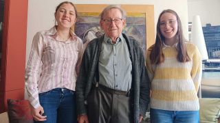 Schülerinnen Livgrete und Leonie treffen Herrn Kischning (Bild: rbb/Schirmer)