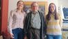 Schülerinnen Livgrete und Leonie treffen Herrn Kischning (Bild: rbb/Schirmer)