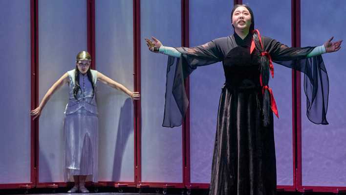 Rahel Brede (Suzuki) und Gloria Jieun Choi (Butterfly) in einer Szene von Madama Butterfly am Staatstheater Cottbus