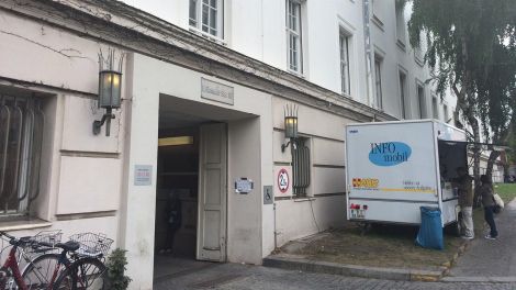 Eingang zur Flüchtlingsunterkunft im Rathaus Wilmersdorf (Bild: rbb/Lenz)
