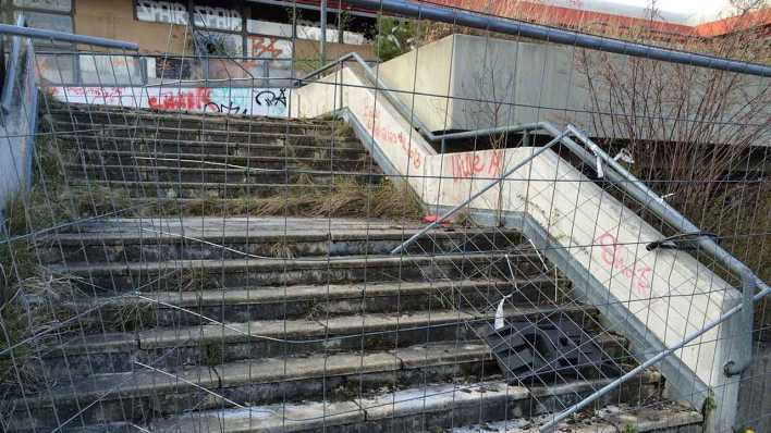 Treppe mit Absperrung in der "Cité Foch" (Bild: rbb/Miersch) Treppe mit Absperrung in der "Cité Foch" (Bild: rbb/Miersch)