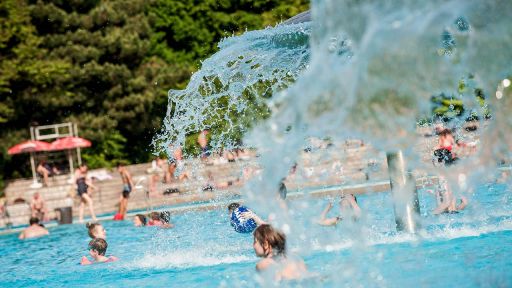 Kinder spielen im Berliner Prinzenbad (Bild: dpa)