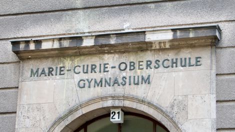 Schriftzug Marie-Curie-Oberschule, Gymnasium (Bild: Dieter Freiberg)