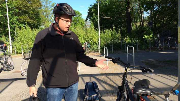 Björn Sacknieß am Fahrradständer des Bahnhofs Karlshorst (Bild: rbb/Miersch) Björn Sacknieß am Fahrradständer des Bahnhofs Karlshorst (Bild: rbb/Miersch)