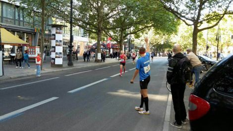 Der Läufer an Kilometer 34 wartet auf den Staffelstab (Bild: rbb/Wendling)