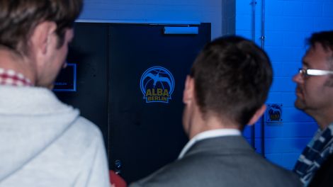Hinter dieser Tür sind die Alba Spieler (Bild: Dieter Freiberg)