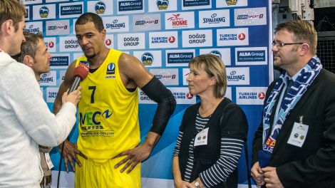 Nach dem Spiel ein Interview mit dem Alba Kapitän Alex King (Bild: Dieter Freiberg)
