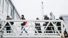 Wohnschiff für Flüchtlinge wird bezogen (Bild: dpa)